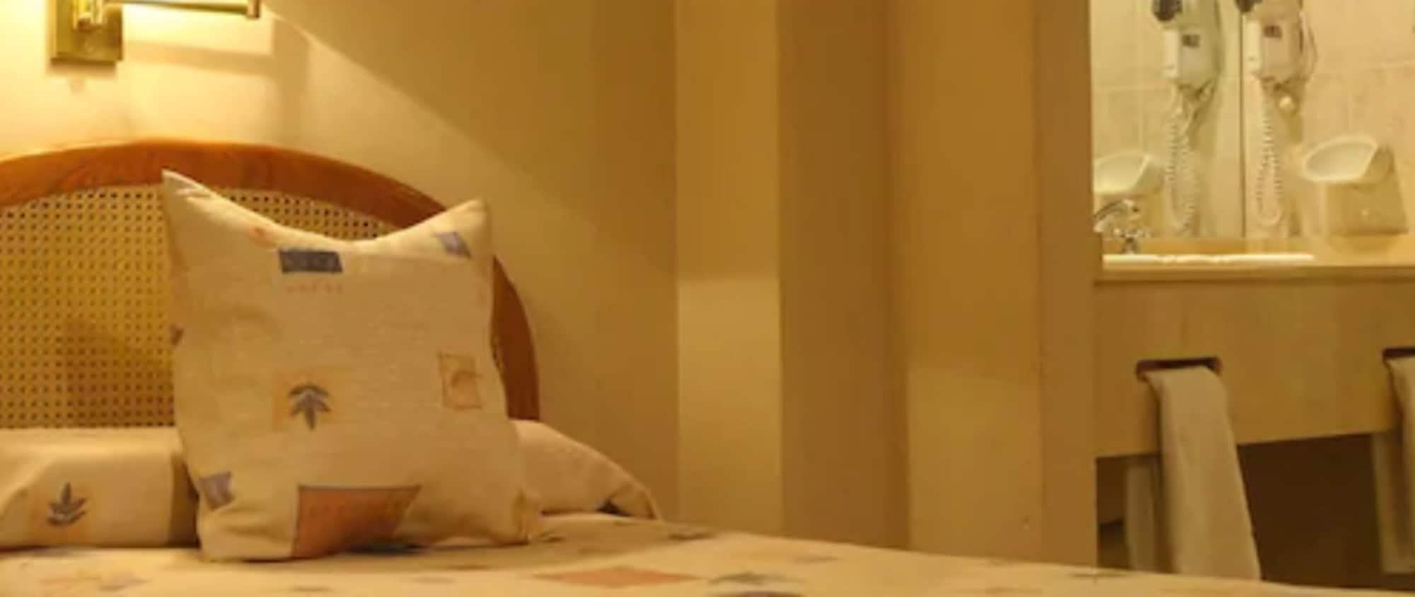 Crillon Hotel 3*